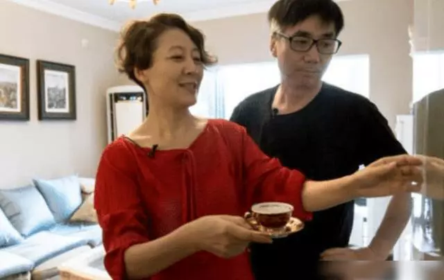 范明|他是国家一级演员，33岁娶大6岁杭州“百货女王”，今56岁喜当爷爷