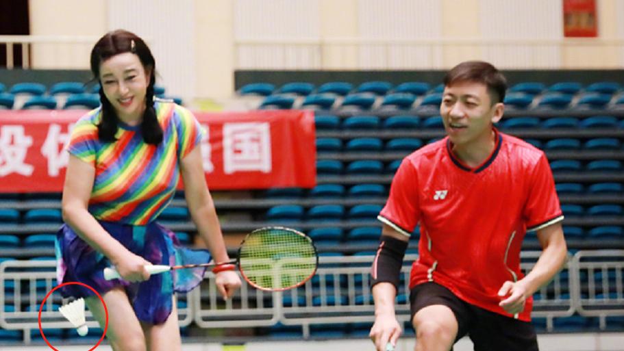 刘晓庆|70岁刘晓庆与帅哥混合双打，穿短裙编麻花辫，身材紧致有型