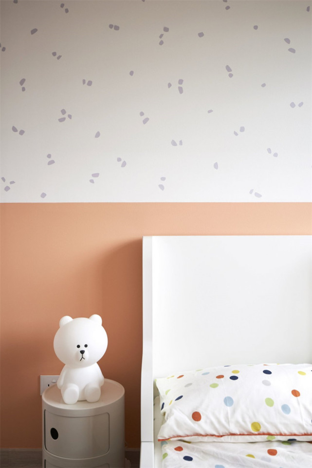 96平米北欧三居室,玄关的换鞋凳还有一个小小的置物台,实用