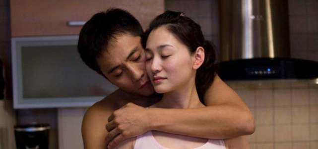 李小冉|李小冉《无人驾驶》拍吻戏,刘烨从后面抱住他,丝毫没有在乎碰到不该碰到的地方。