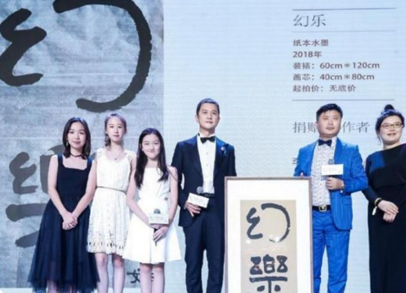 公益|15岁李嫣蹲地上画画被拍!穿黑色吊带身材纤瘦,双腿跪地上不嫌脏