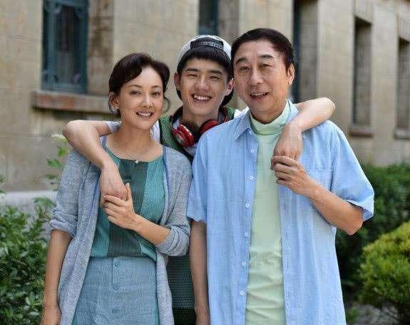 冯巩|64岁的冯巩妻子被曝光，长相很温婉气质脱俗，曾专车接送冯巩