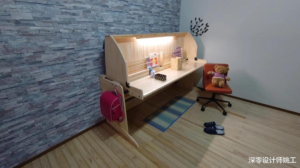 对于小卧室，没什么比放张多功能床更实用，结合上下铺实现收纳储物