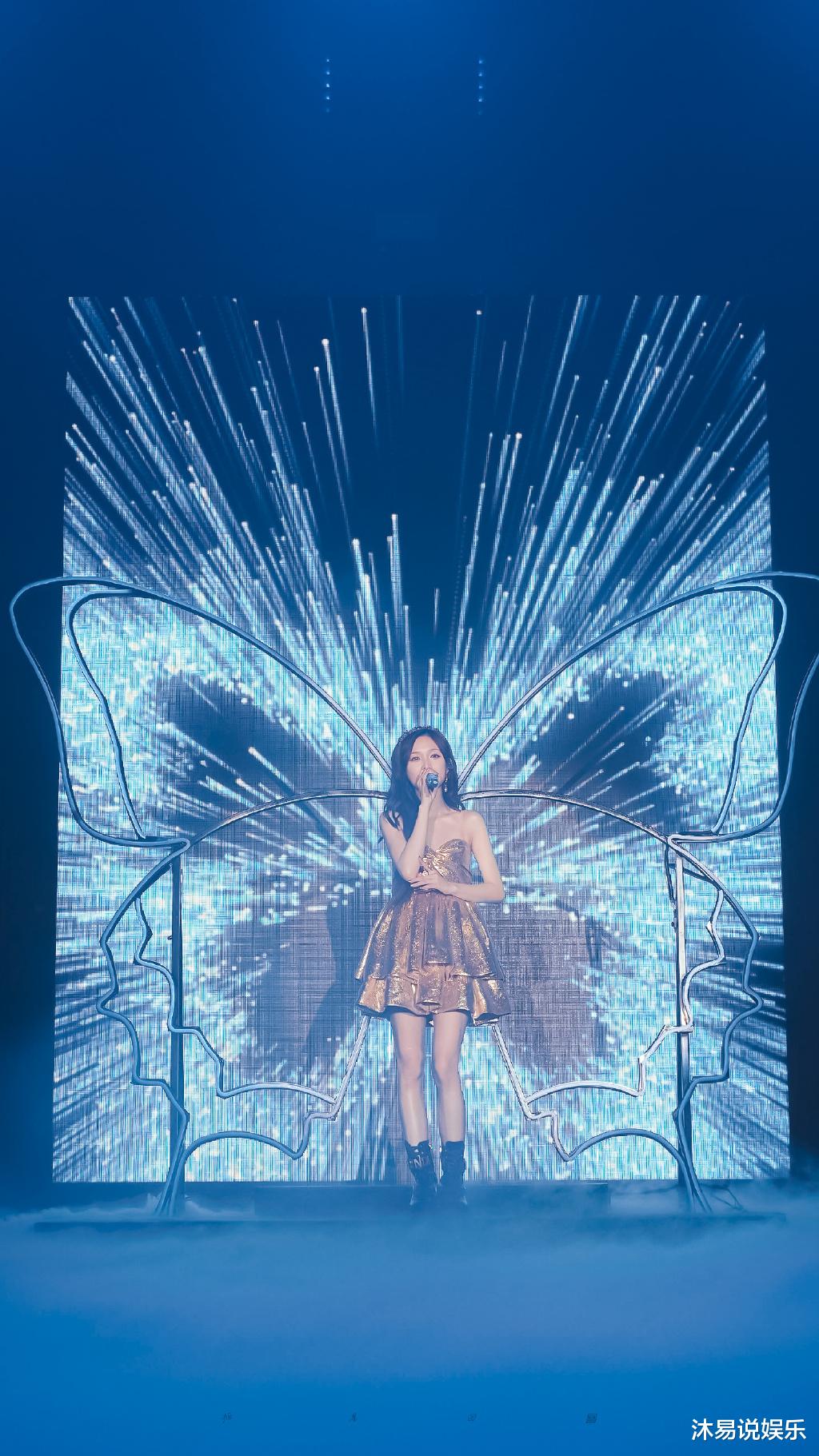 吴宣仪|吴宣仪演唱会:初恋VS华丽造型自由切换,我又初恋啦!