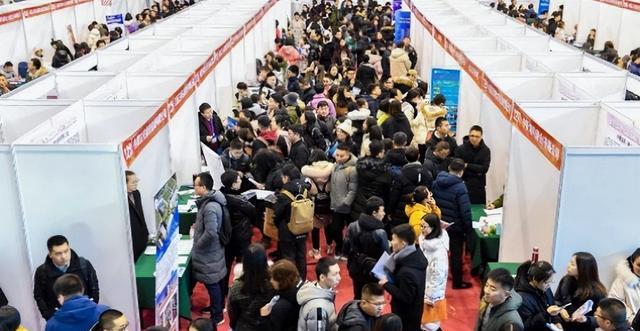 人力资源和社会保障部|当代“打工人”现状:45岁工厂不招,50岁菜都卖不了?原因很现实