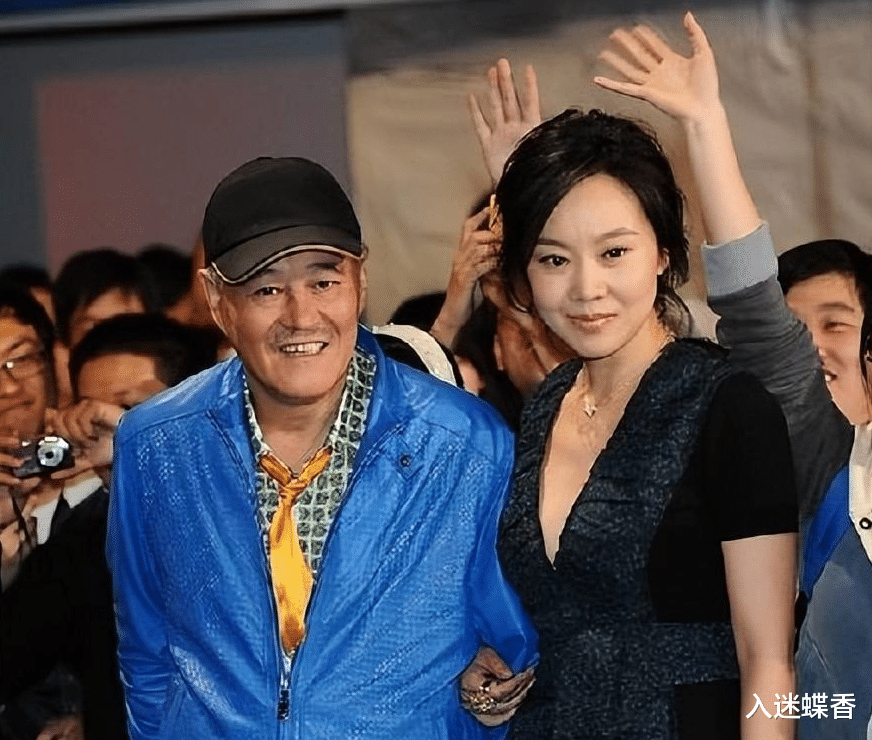 闫妮|41岁的闫妮不再沉默，承认和赵本山的关系是谣传，难怪带着儿子一直单身