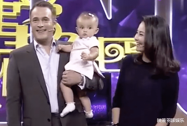 马雅舒|马雅舒一家四口装饰圣诞树，画面超有爱，一儿一女颜值惹人爱