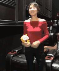 闫妮晒出自己住的房子,全屋白墙够朴素的,连挂画都是直接放地上