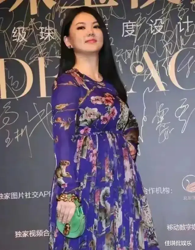 李湘|46岁李湘胖出新高度！紫色印花裙难遮丰腴身材，珠宝首饰尽显富态