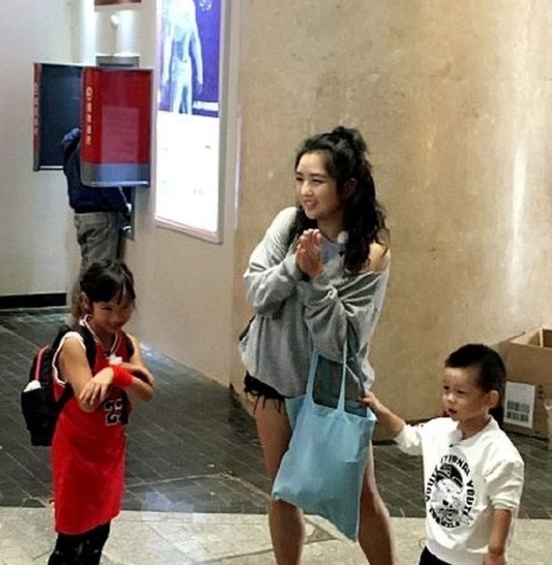 何洁|何洁：失婚后带儿女再嫁，两份责任背后是无奈的眼泪