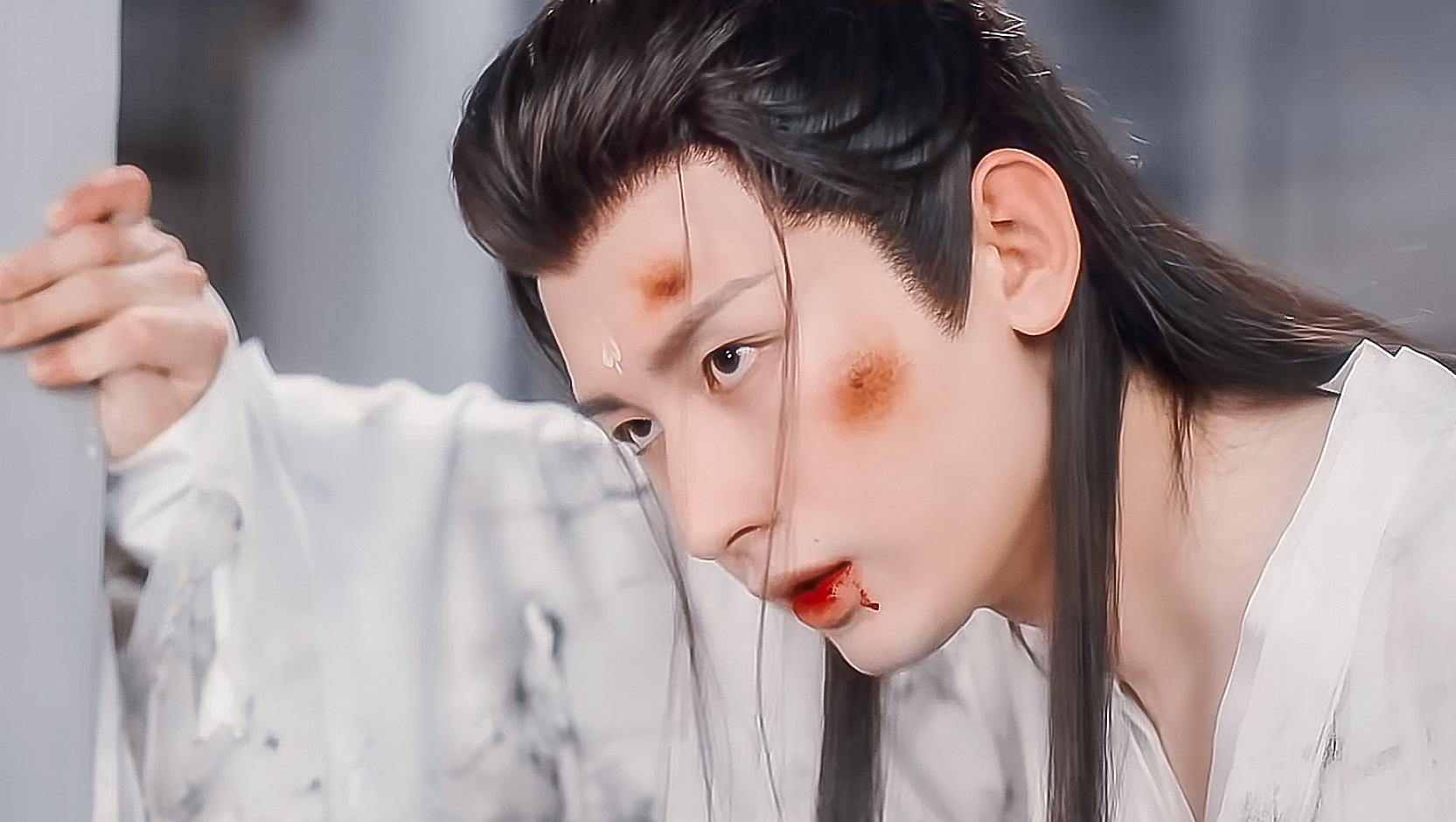 沉香如屑|《沉香如屑》将定档！成毅白发古装好绝，杨紫搞怪卖萌惹人爱！