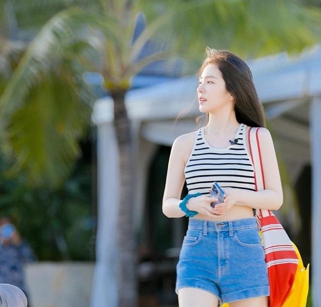 卡戴珊|24岁大龄出道，32岁仍是韩国女团神颜榜首，她配吗？太配了！