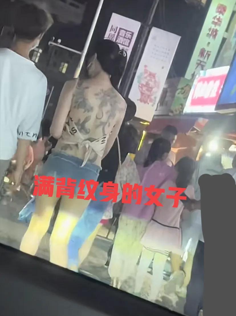 纪实：女子穿一块布逛夜市，满背纹身惹争议，男友贴心搂腰