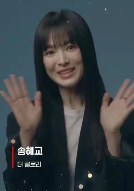 抹胸裙 41岁宋慧乔营业认不出！苹果肌崩了好松弛，长发齐刘海难消大妈感