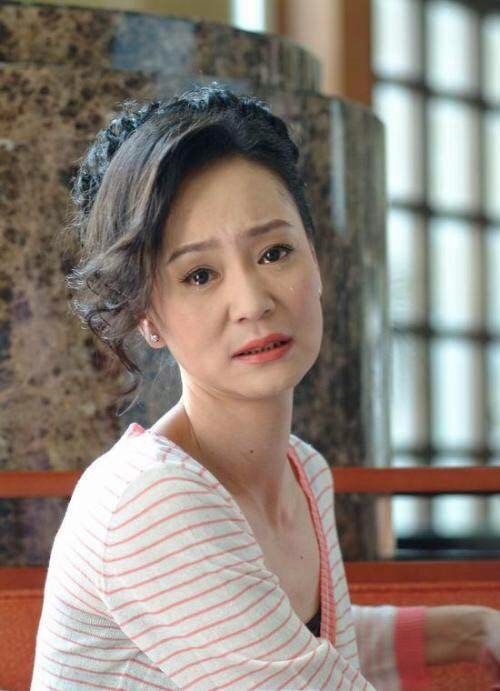 穿衣搭配 60岁刘雪华老得很从容：穿衣不俗不艳，妆容淡雅自然，有皱纹也美