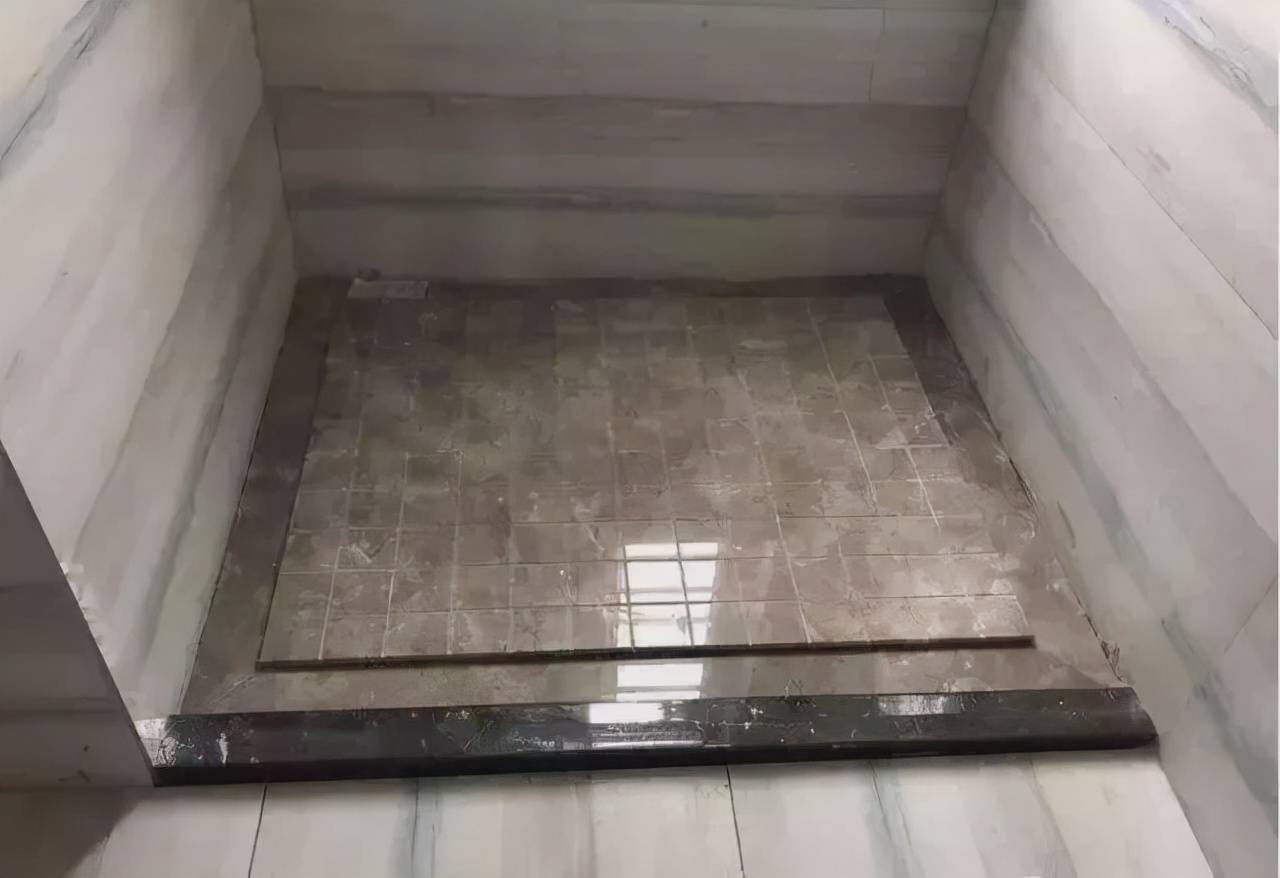 卫生间地面不要做斜坡了,聪明人这样一设计,下水快还防滑