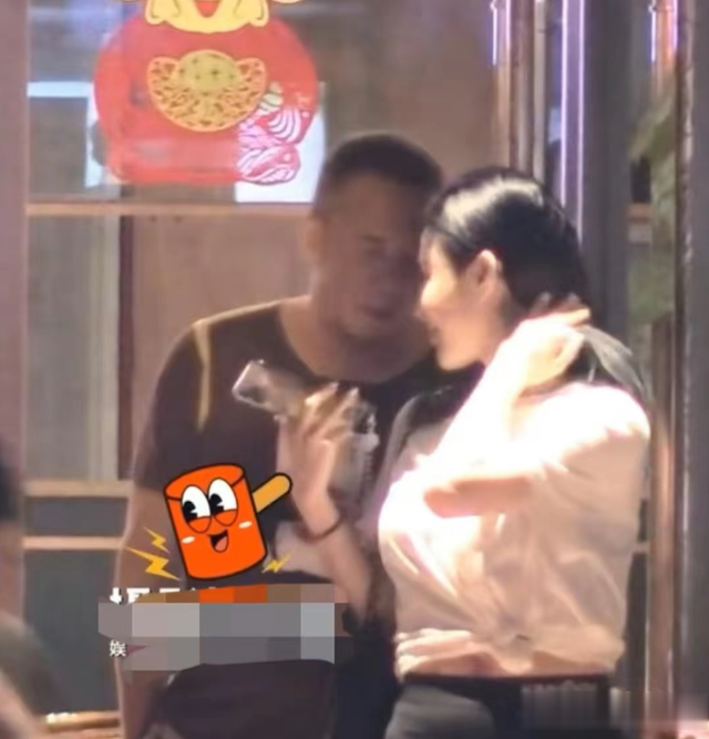 跨年|50岁杨坤身边又换人！深夜带美女吃烛光晚餐，酒后走路踉跄