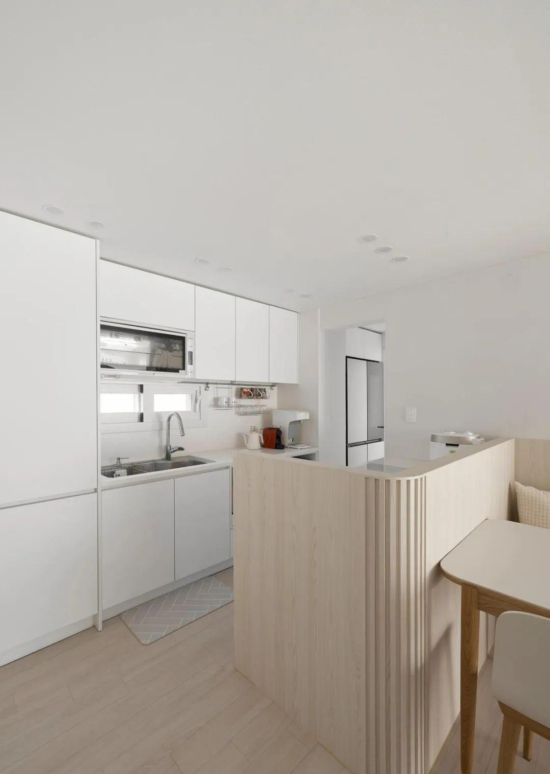 小年轻都爱“穷装风”,看着简陋其实暗藏玄机,多处组合柜超实用