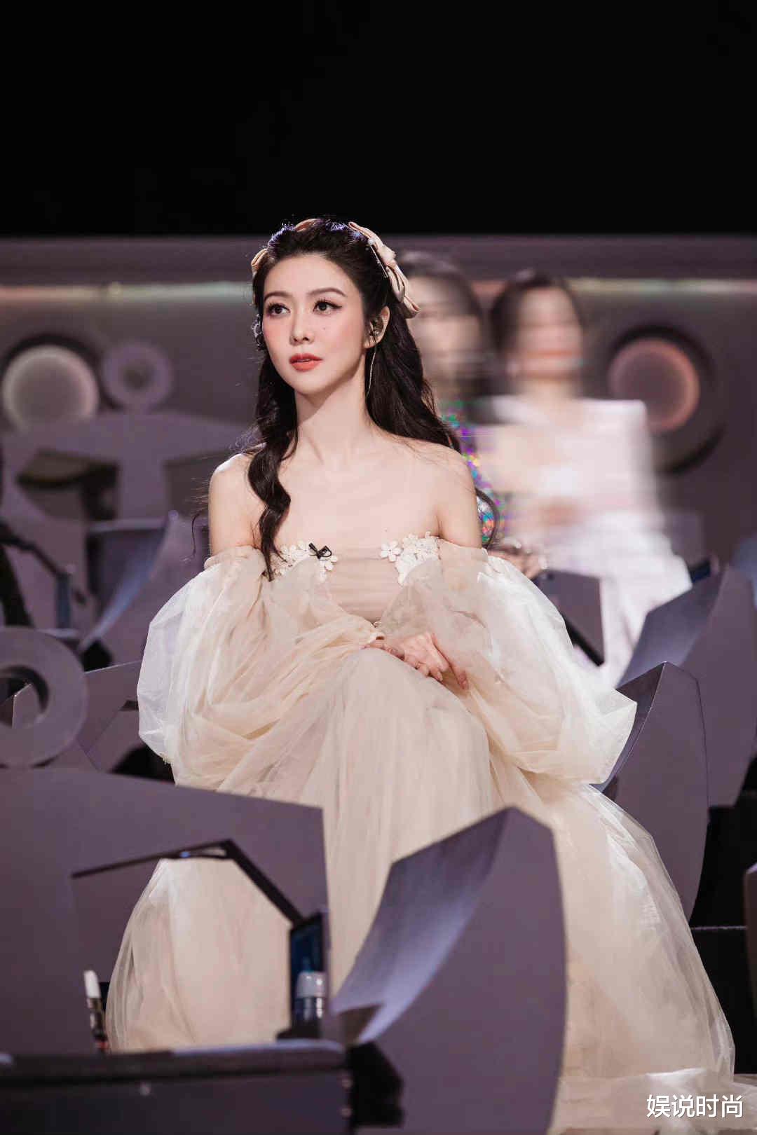 薛凯琪|金晨和薛凯琪撞衫！一个华丽浪漫，一个少女感十足，看不出年龄差