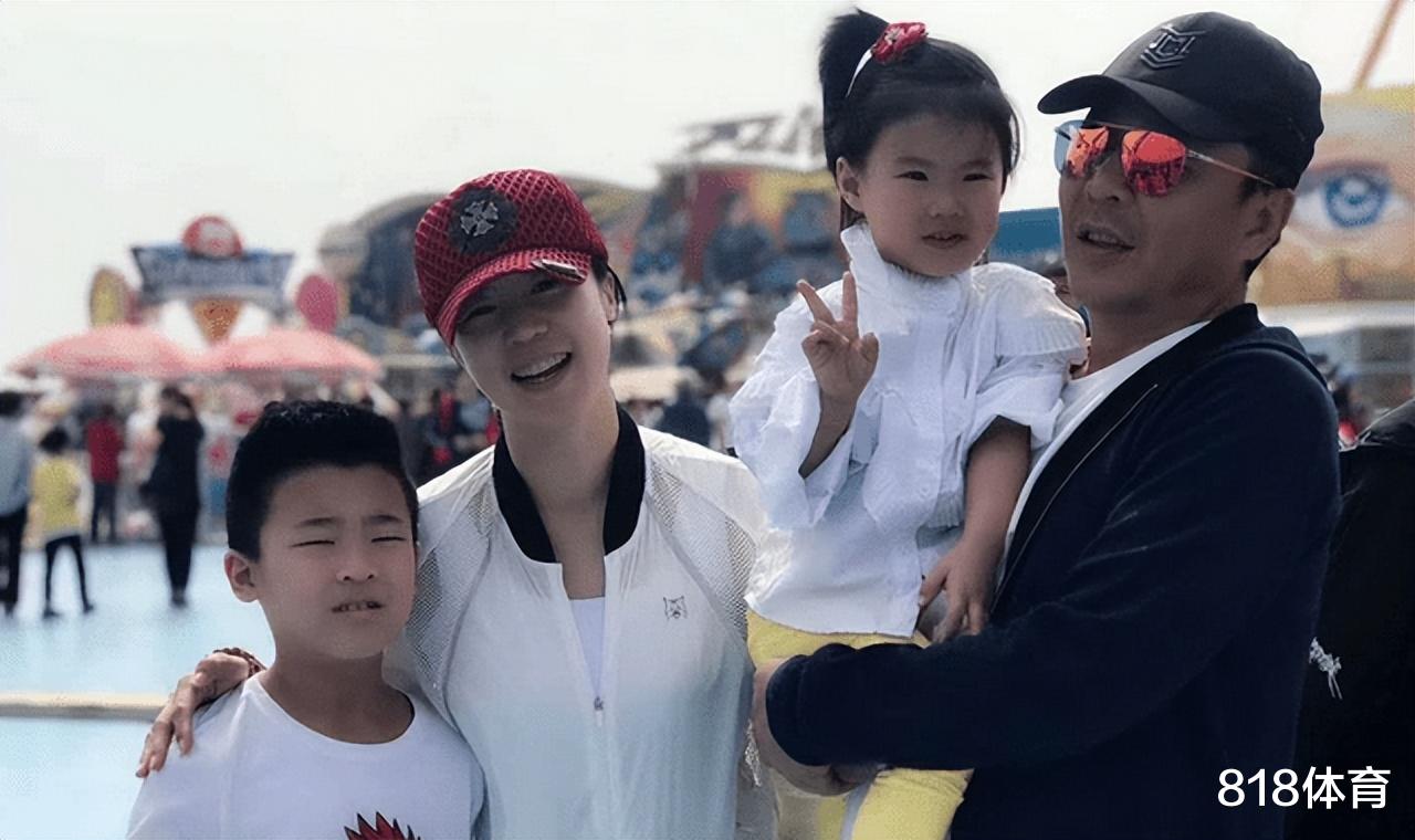 王楠|家庭地位! 王楠一家逛超市娘仨买一堆零食, 巨富老公买单表示不高兴