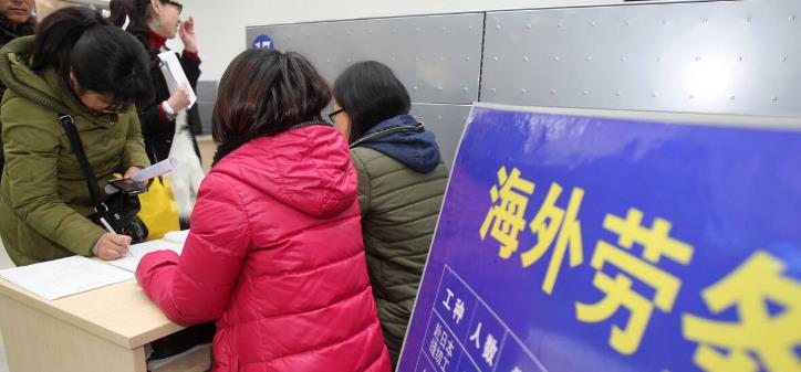 工人|每年汇回中国数千亿,到底有多少中国人出国打工,平均工资多少?