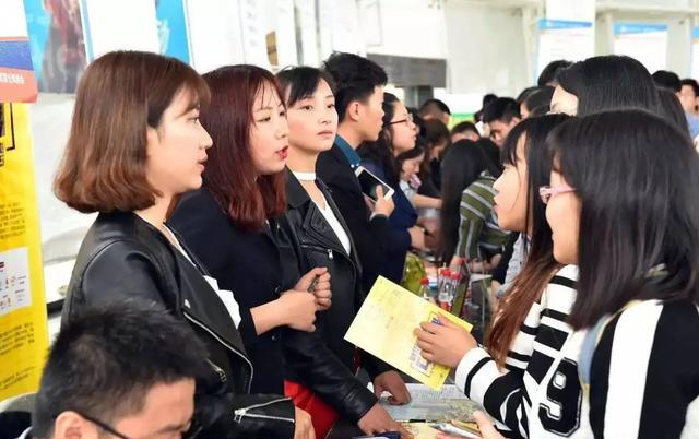 西装|北大硕士求职遇冷,新985学历鄙视链出现,细看原因很现实