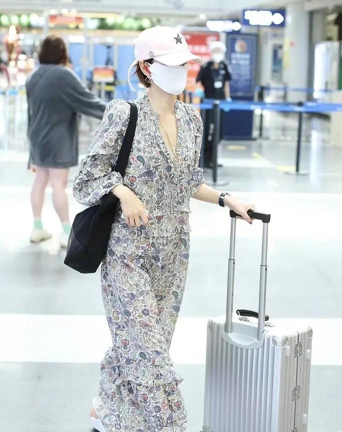 马伊琍|马伊琍大女儿染紫发涂红唇，刻意装成熟，才14岁都比妈妈漂亮了