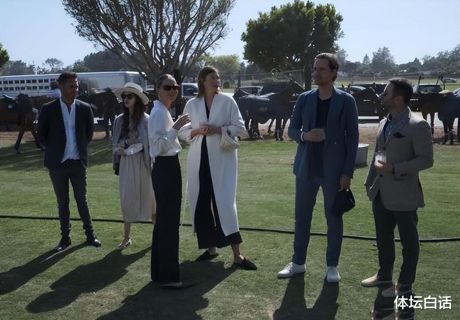 唐国强|35岁莎拉波娃亮相显苍老！穿宽松衣服遮盖孕肚，富豪老公亲密陪伴