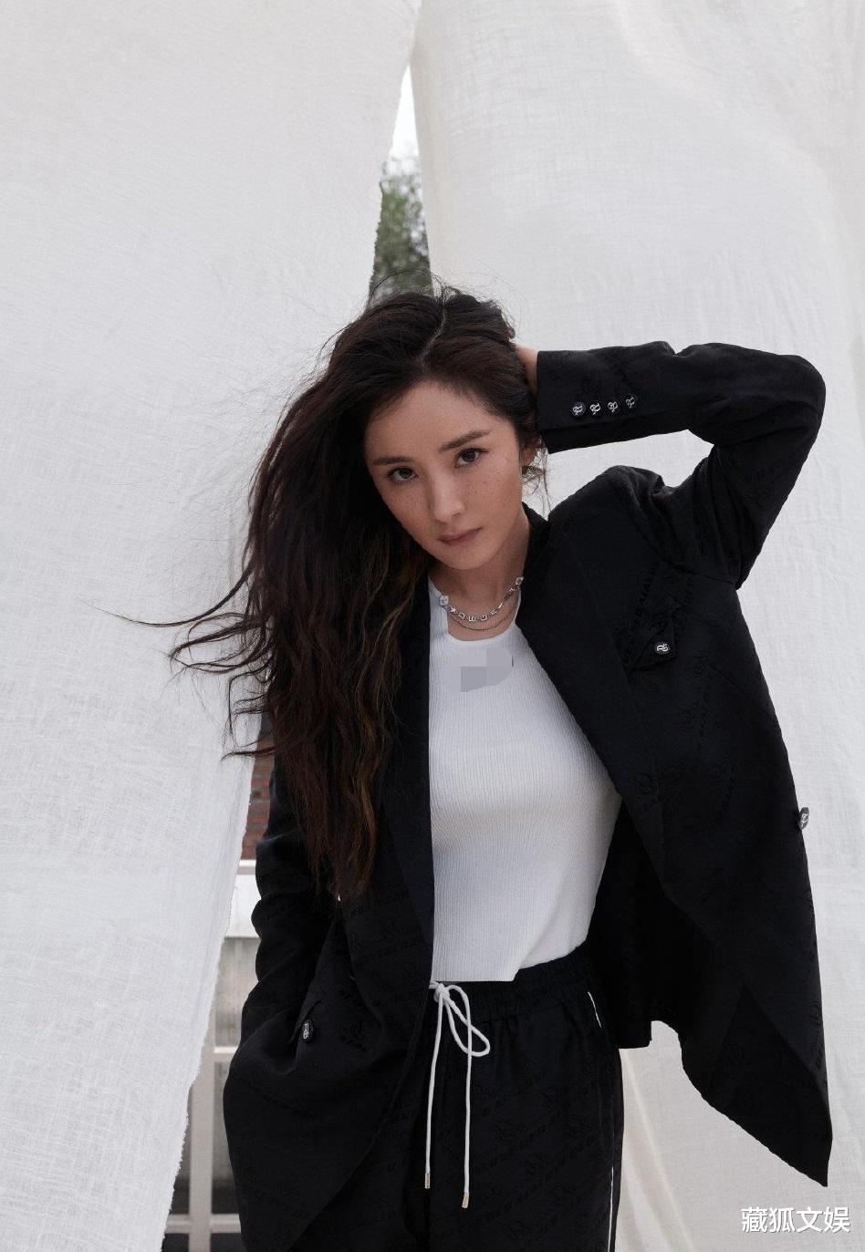 杨幂|杨幂夏日封面大片释出,雀斑妆搭湿发太迷人,粉丝反而一边倒嫌弃