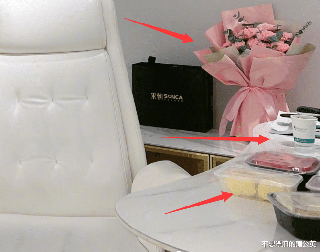 韩安冉|韩安冉带女儿上班,2岁恩善打扮成医生,从小接触整容行业引担忧