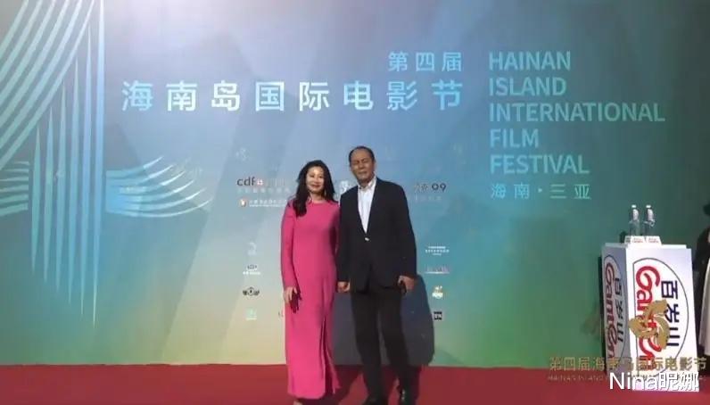 陈炜|真是模范夫妻!张光北牵小娇妻走红毯遮不住幸福,58岁陈炜穿芭比粉艳压晚辈