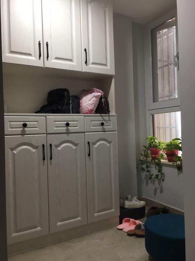 新房大扫除后入住,餐厅太小特别不满意,朋友来了夸电视墙好看