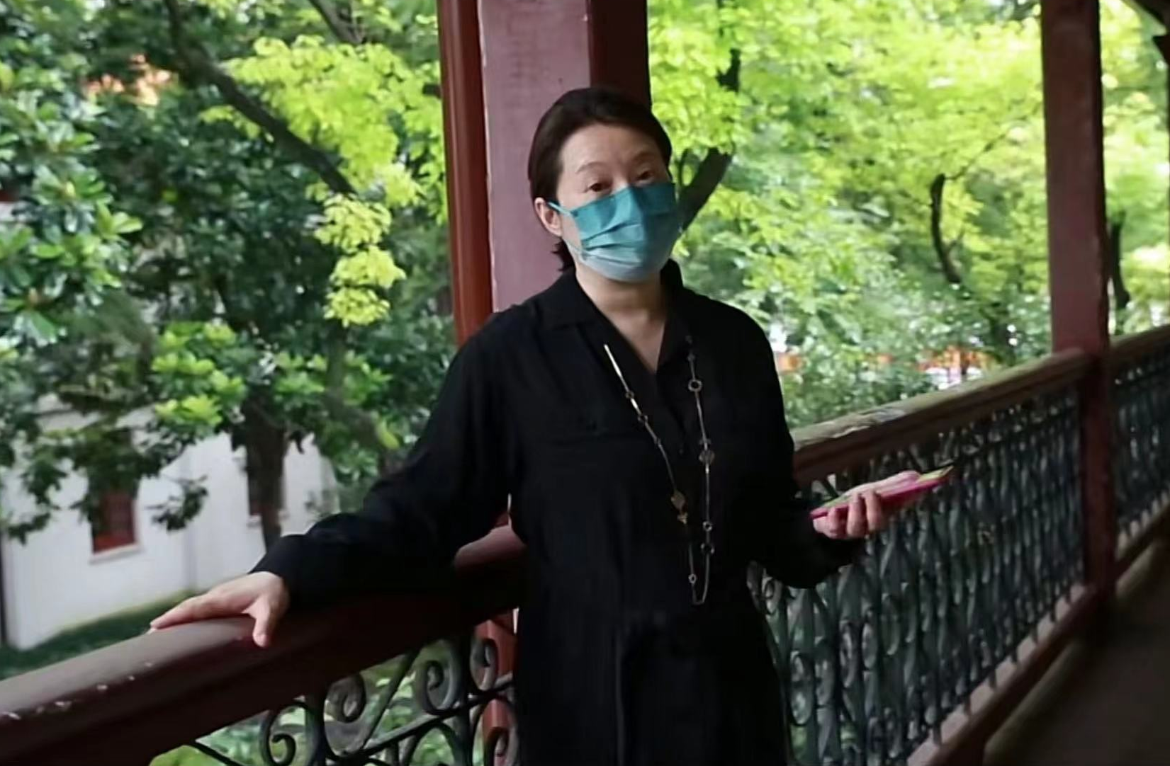 袁立|袁立现身上海弄堂忆童年，愈发富态手部浮肿，和三婚老公至今无子