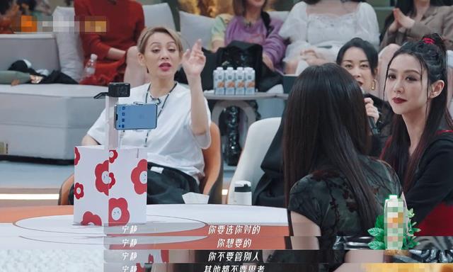 胡杏儿|《浪姐3》胡杏儿也会被骂上热搜？这是要重演蓝盈莹的把戏吗？