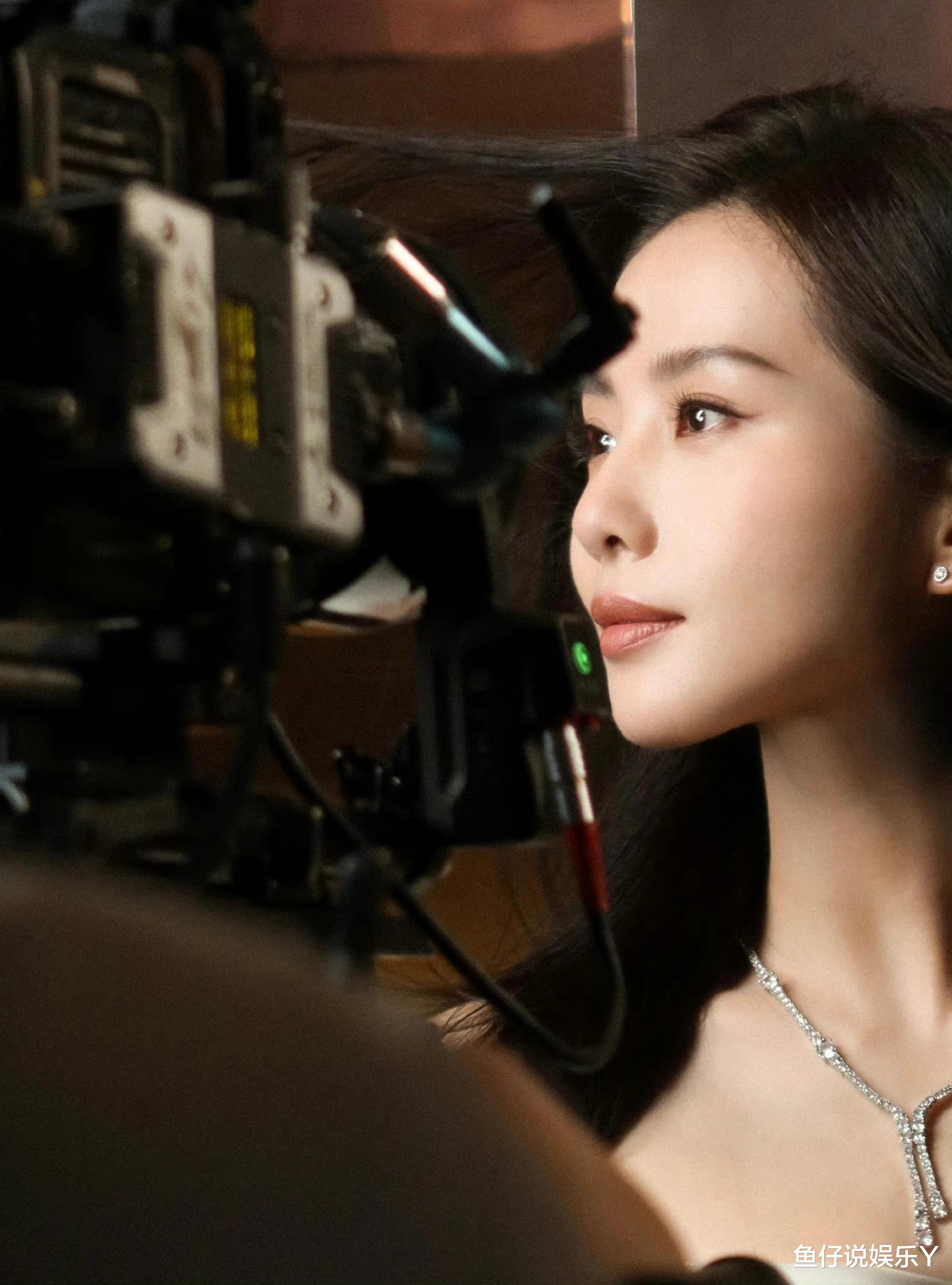 杨幂|杨幂刘诗诗同发白色露肩礼服大片