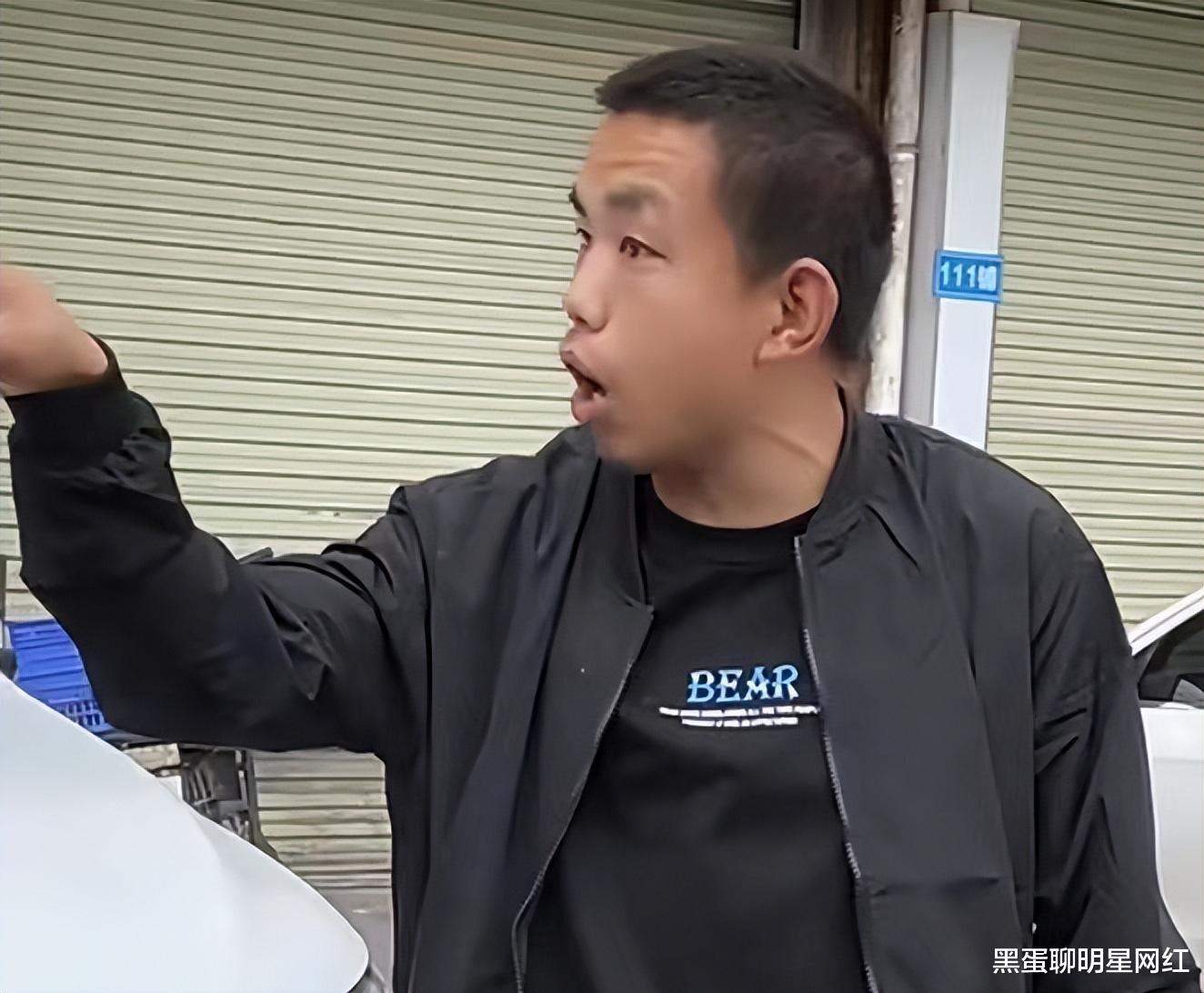 “碰瓷主播”感恩散打哥,向二驴公司艺人吐痰,网友:有事真上