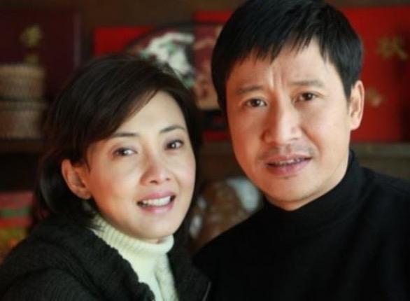 翻译|张国强:因穷被前妻抛弃,二婚娶女明星,如今爱情事业双丰收