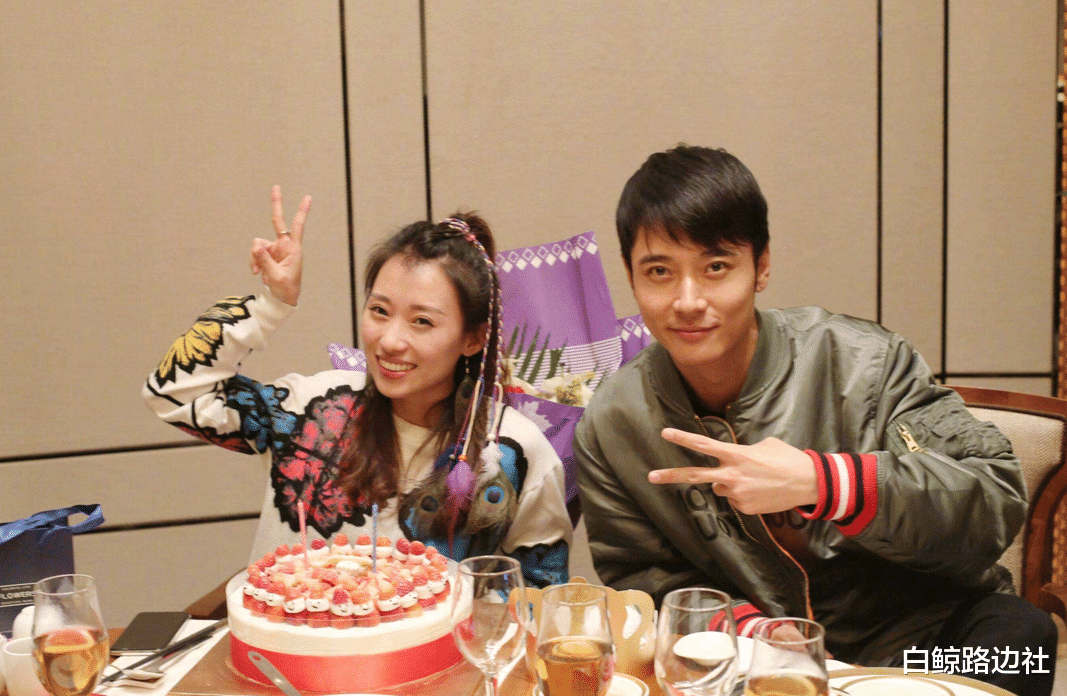 洪欣|50岁洪欣出现幸福肥！脸蛋圆润双下巴明显，和张丹峰和好生活滋润