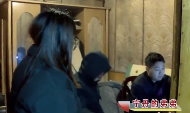 妻子偷遍村中邻居,丈夫无脸出门提出离婚,岳母:想离婚拿6万来