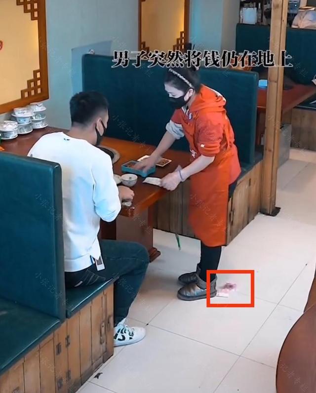 一男子结账时故意把钱扔在地上，被老板娘当面训斥，网友：太解气