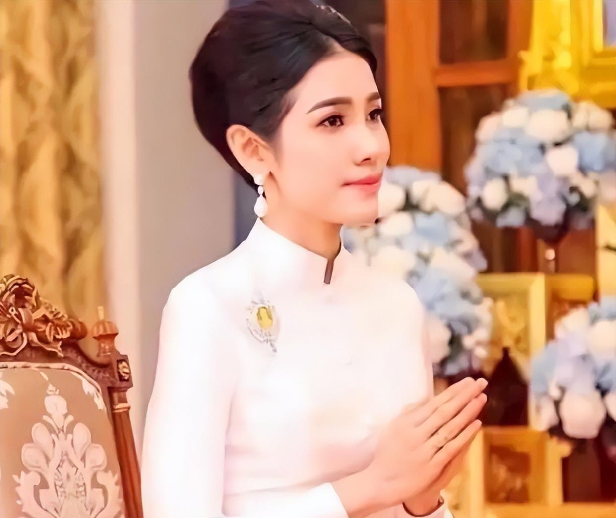 诗妮娜|诗妮娜黯然离场蕴含深意，迎接储妃接受现实，西拉米亮相顺理成章