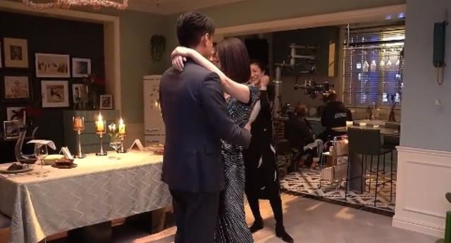 李小冉|李小冉靳东片场甜蜜共舞!穿深V裙皮肤超白,被搂进怀里气氛暧昧