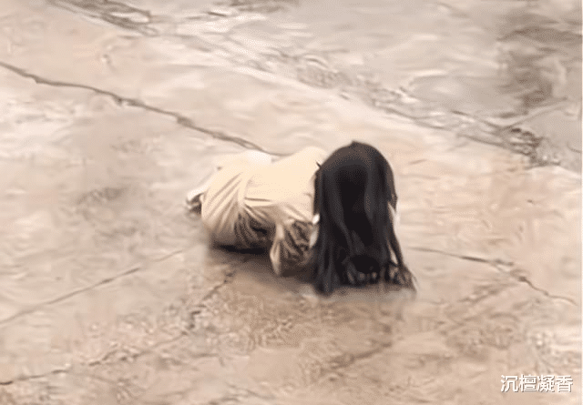 广州男子摔门而出,妻子被推倒在地,目击者:她跟男同事聊过头了