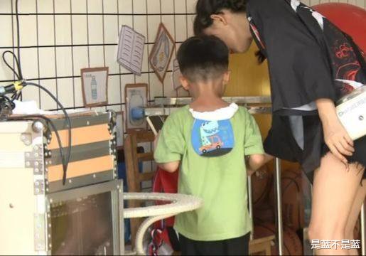 男子被老婆戴帽5年,丢弃幼儿遭网暴,网友:叫了5年爸爸,心好狠