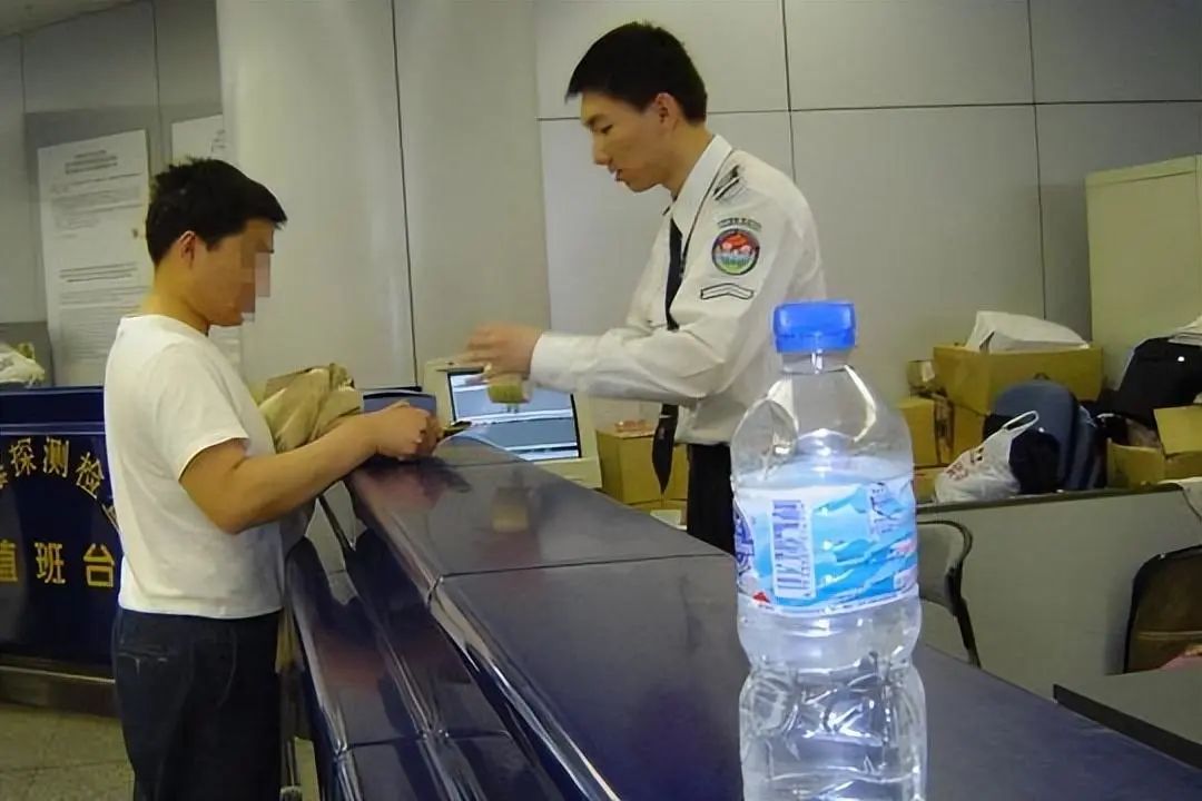 飞机上你不知道的秘密:空姐必须穿丝袜,禁止自带饮用水,粪便“空投”了