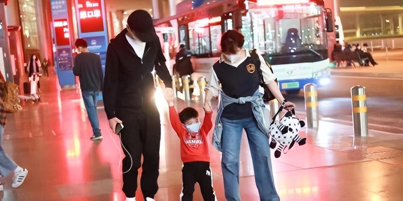 陈晓|陈晓儿子好活泼！跟爸爸走机场全程在撒娇，姿态像极爸爸