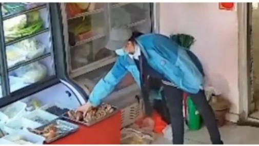 山东潍坊，一名女子到一家餐厅推销啤酒时，因见老板不见，就将冰箱中的羊肉偷偷拿了一块