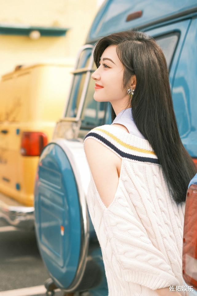 铁拳英雄|景甜阳光玩趣学院风造型曝光,露肩穿搭清新可爱,元气满满获赞赏