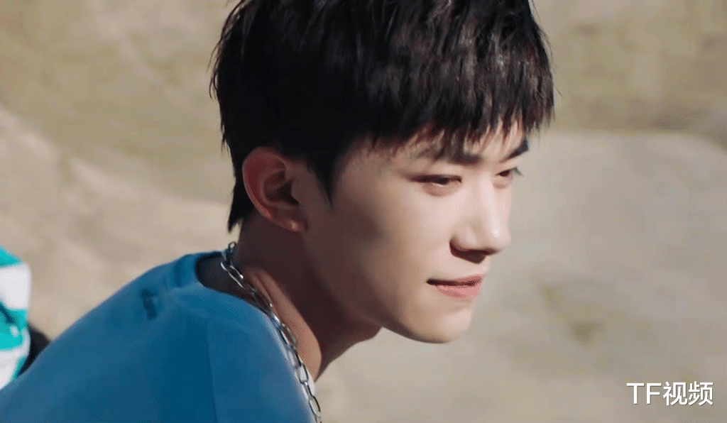 易烊千玺|易烊千玺新鲜拍立得出炉,新造型被调侃右眼有半年没用过了