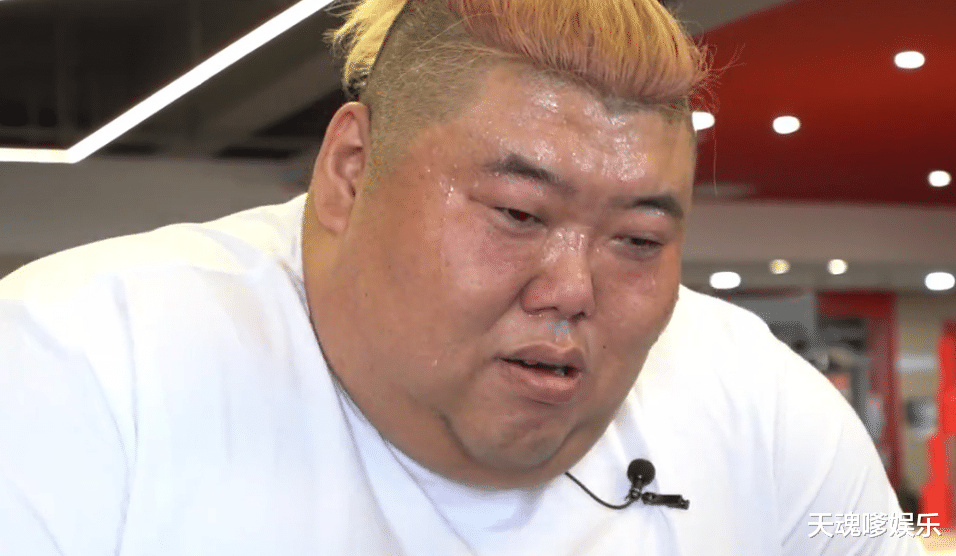 运动 600斤胖猴仔现身健身房，被4个大汉抬上床，腿青紫长出“鱼鳞斑”